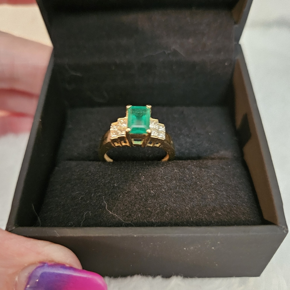 14k yg Emerald cut Natural Emerald & Diamond ring.  Size: 6.5. LIKE NEW